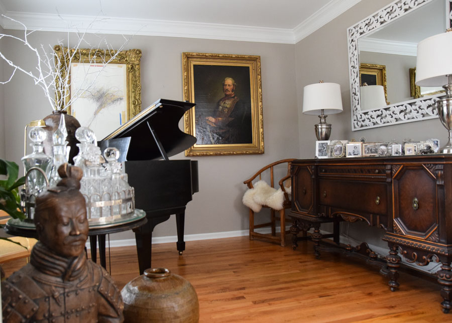 Simple decorations in a piano room